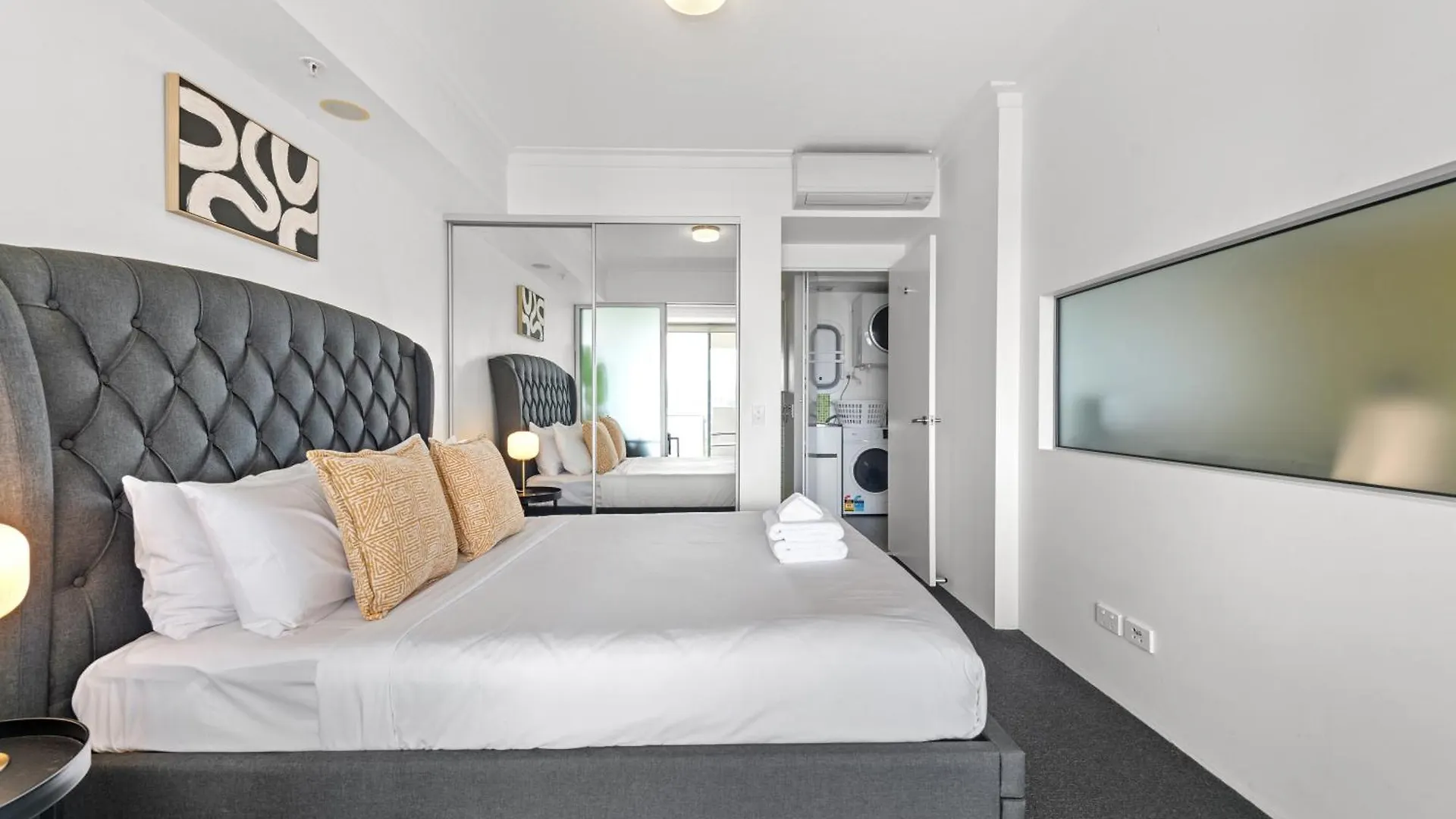 Perfect South Brisbane 1Br With Balcony & Parking Apartment